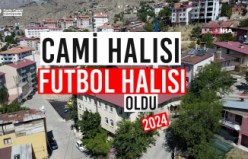 Çocukların ilgisi artsın diye cami halısı futbol sahası oldu