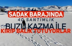 Baraj gölündeki 40 santimlik buzu kazma ile kırıp balık tutuyorlar