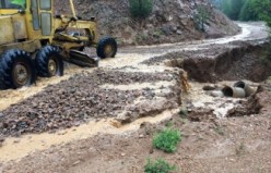 Gümüşhane'de yağmur ve dolu köy yollarında hasara neden oldu