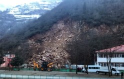 Gümüşhane’de heyelan anı kameralarda