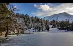 Buz tutan göle eşsiz günbatımı manzarasında ulaştılar