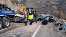 Gümüşhane’de boru yüklü tır duvara çarptı: 1 ağır yaralı