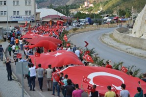 Torul’da şehitlere saygı yürüyüşü