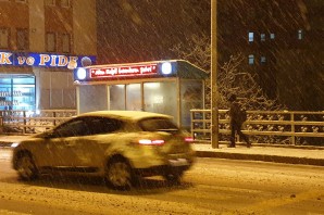 Gümüşhane’de etkili kar yağışı vatandaşları sokağa döktü