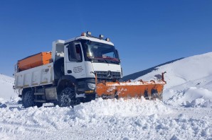 Gümüşhane’de kapanan köy yolları bu kez hayvanlar için açıldı