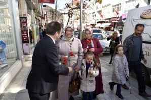 Başkan Çimen karanfil dağıttı