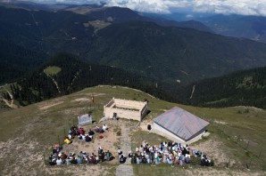 Kur'an Kursu öğrencileri Kabaktepe Şehitliğinde