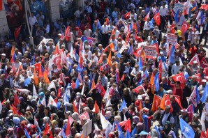 AK Parti’nin Kelkit’teki yürüyüşü dev mitinge dönüştü