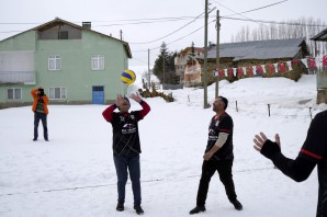 Bu köyde 31 yıldır kar voleybolu oynanıyor