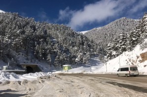 Zigana Dağı’nda devasa buz sarkıtları şaşırtıyor