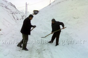 Gümüşhane'de Yol Açan Ekibin Üzerine Çığ Düştü