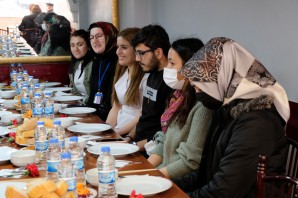 Üniversiteli gençler yaşlılara vefa borcunu yemekle ödedi