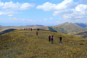 Tarihi köy odalarına ulaşmak için 18 kilometre yürüdüler