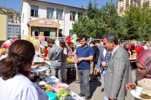 Okul bahçesinde düzenlenen kermes ilgi gördü