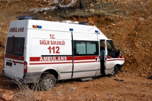 Kelkit’te Görevden Dönen Ambulans Kaza Yaptı: 2 Yaralı