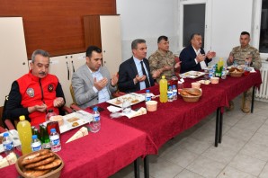 Vali Baruş, Jandarma ve Komando personeliyle iftar yaptı