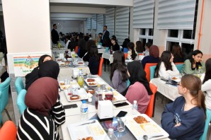 Vali Baruş Fen Lisesi öğrencileriyle iftar sofrasında buluştu