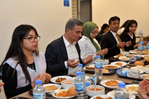 Vali Baruş üniversite öğrencileriyle iftar sofrasında buluştu