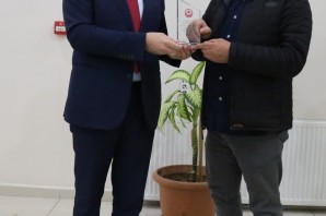 GÜKAV üyelerine plaket takdim edildi