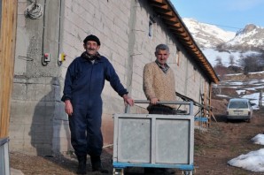 Otunu Rayla, Sütünü Teleferikle Taşıyor