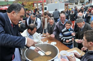 Gümüşhane Belediyesi Aşure Dağıttı