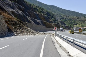 Gümüşhane-Trabzon karayolunda heyelan