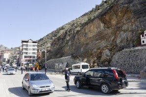 Gümüşhane Kayalar Park Halindeki Aracın Üzerine Düştü