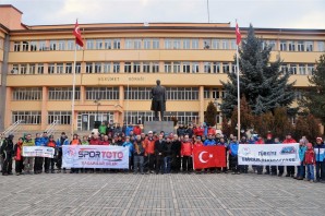 Dağcılar Atatürk Anıtına Çelenk Sundu