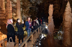 Karaca Mağarasında Sezonun İlk Turist Kafilesi Çiçek Ve Tatlıyla Karşılandı