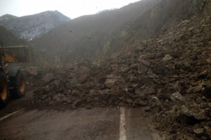 Gümüşhane-Giresun Karayolunda Heyelan