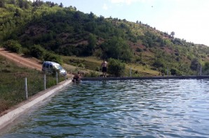 Köylerde sulama havuzları gençlerin serinleme mekanları oldu