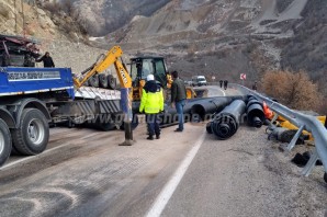 Gümüşhane’de boru yüklü tır duvara çarptı: 1 ağır yaralı