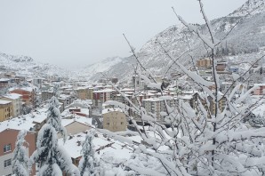 Gümüşhane şehir merkezi mevsimin ilk kar yağışının ardından beyaza büründü