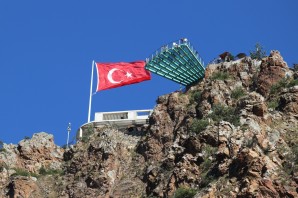 Adrenalin tutkunları Torul Kalesi Cam Seyir terasına akın ediyor