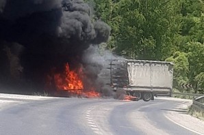 Kaza yapan tır alev alev yandı