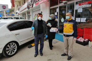 Gümüşhane’de vatandaşlara maske dağılıyor