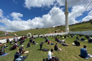 Kadırga Yaylası'ndaki üstü açık camide sosyal mesafeli Cuma namazı böyle kılındı