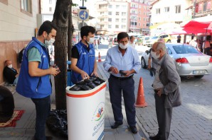 Gençlik Merkezi Cuma namazında seccade dağıtıyor