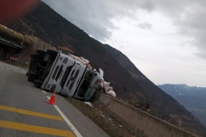 Gümüşhane'de saman yüklü tır devrildi: 2 yaralı