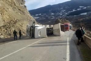 Gümüşhane'de tır devrildi: 1 yaralı