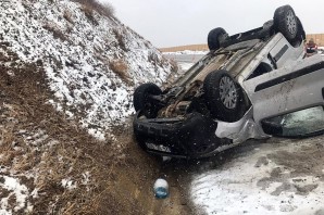 Pöske dağında virajı alamayan araç devrildi: 1’i ağır, 5 yaralı