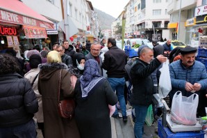 Gümüşhane’de ucuz meyve ve sebze izdihamı