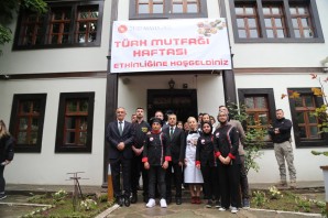 Vali Taşbilek önlük giyerek mutfağa girdi, Hünkar Beğendi yaptı