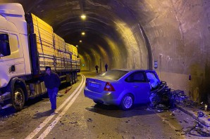 Otomobille tır tünel içinde çarpıştı: 2 yaralı