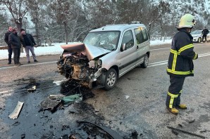 Gümüşhane’de iki araç kafa kafaya çarpıştı: 4 yaralı