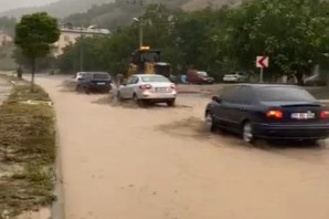 Gümüşhane’de sağanak yağışın ardından trafikte aksamalar meydana geldi