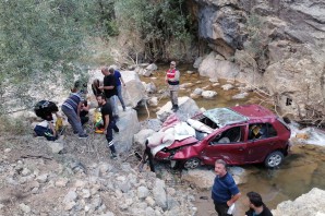 Gümüşhane’de kontrolden çıkan araç dereye yuvarlandı: 1 kişi yaralandı