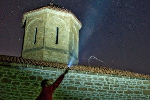 Perseid meteor yağmurunu 670 yıllık tarihi yapıda izlediler