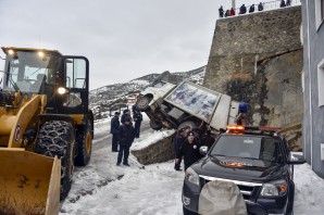 Gümüşhane’de çöp kamyonu devrildi: 1 yaralı