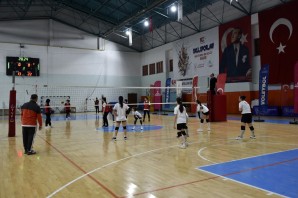 Gümüşhane’de anneler ve kızları voleybol maçında karşılaştı